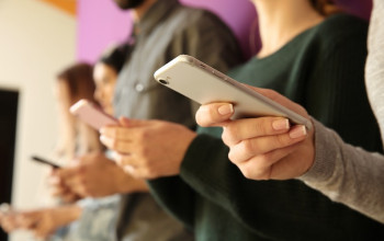 Adolescenti iperconnessi. Like addiction, Vamping e Challenge sono le nuove patologie