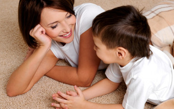 Mio figlio parla poco e male. Che fare?