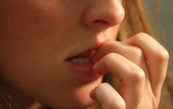 Mangi le unghie? Scopri cosa significa in psicologia...